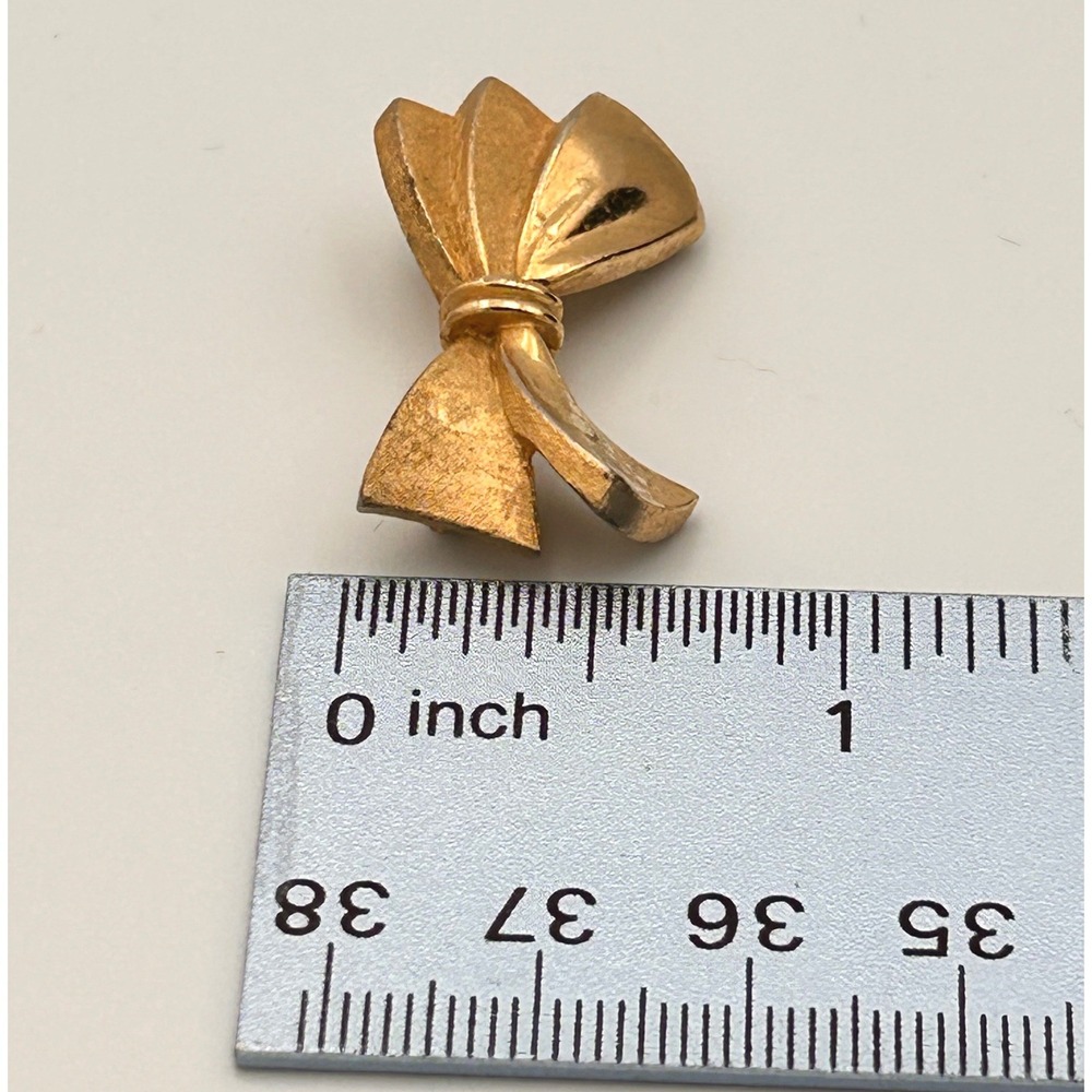 Vintage Gold Tone Bow Brooch Small Ribbon Lapel Pin Textured Finish Accessory - Picture 8 of 8